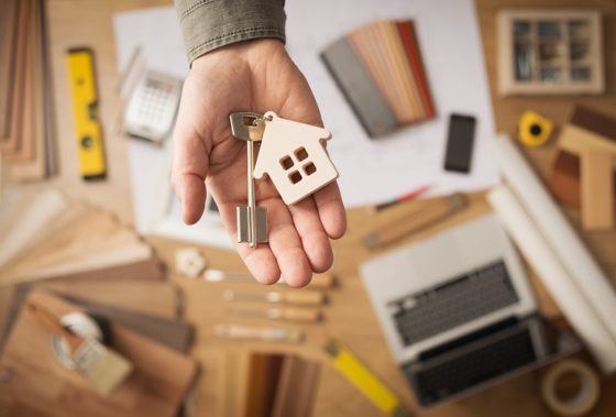 Vendre avant d’acheter ou acheter avant de vendre : quelle est la meilleure option ?